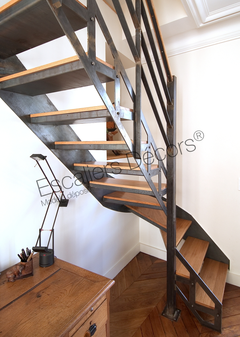 Photo DT29 - ESCA'DROIT® 1/4 tournant Intermédiaire. Escalier d'intérieur en métal et bois au design industriel et vintage. Vue 2